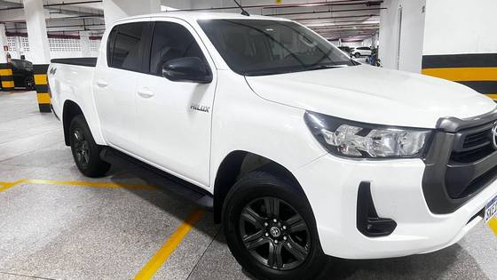 TOYOTA HILUX 2.8 D-4D TURBO DIESEL CD SR 4X4 AUTOMÁTICO